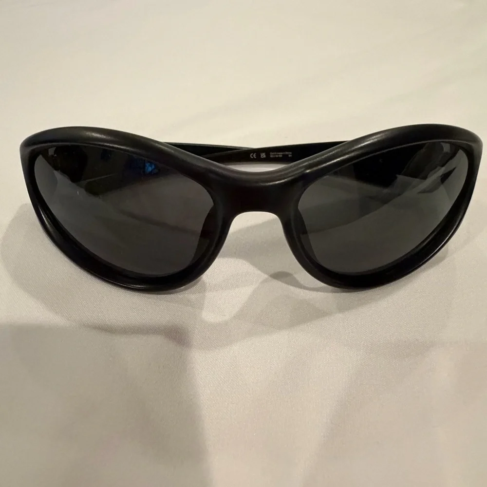 Gentle Monster Sugar Buff 01 Black Sunglasses w Authenticity Card. - Picture 4 of 5